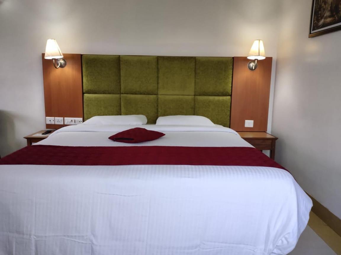 Hotel Western Gatz Theni Exterior photo