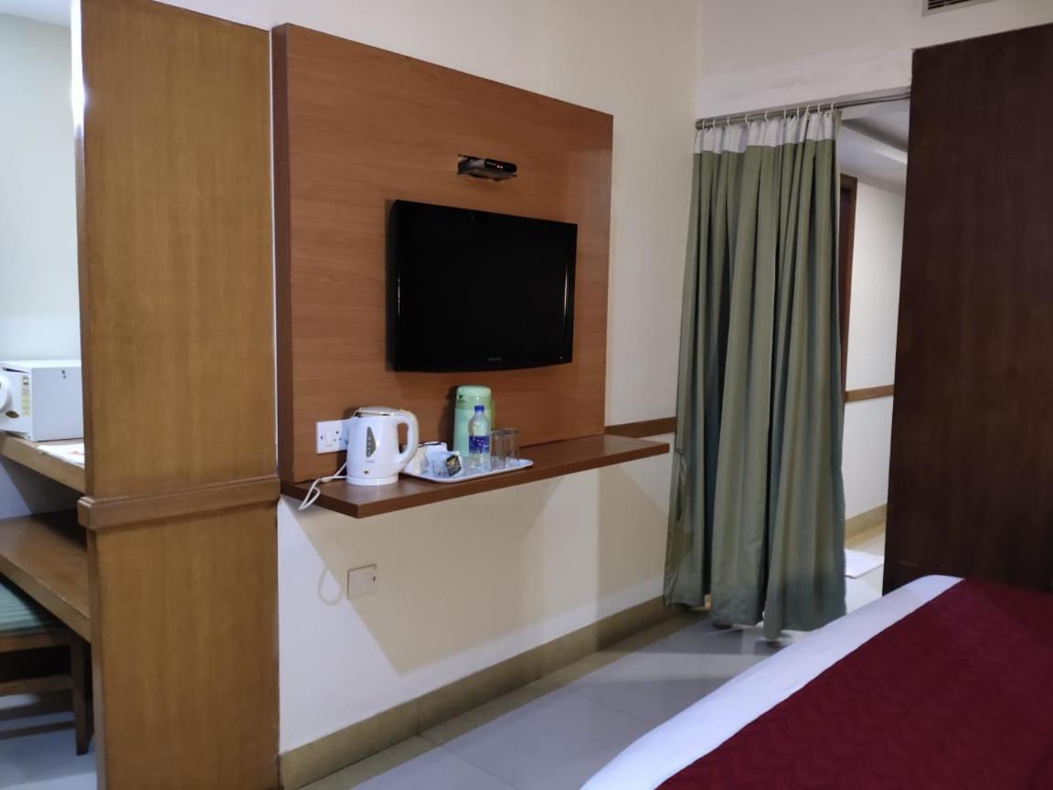 Hotel Western Gatz Theni Exterior photo