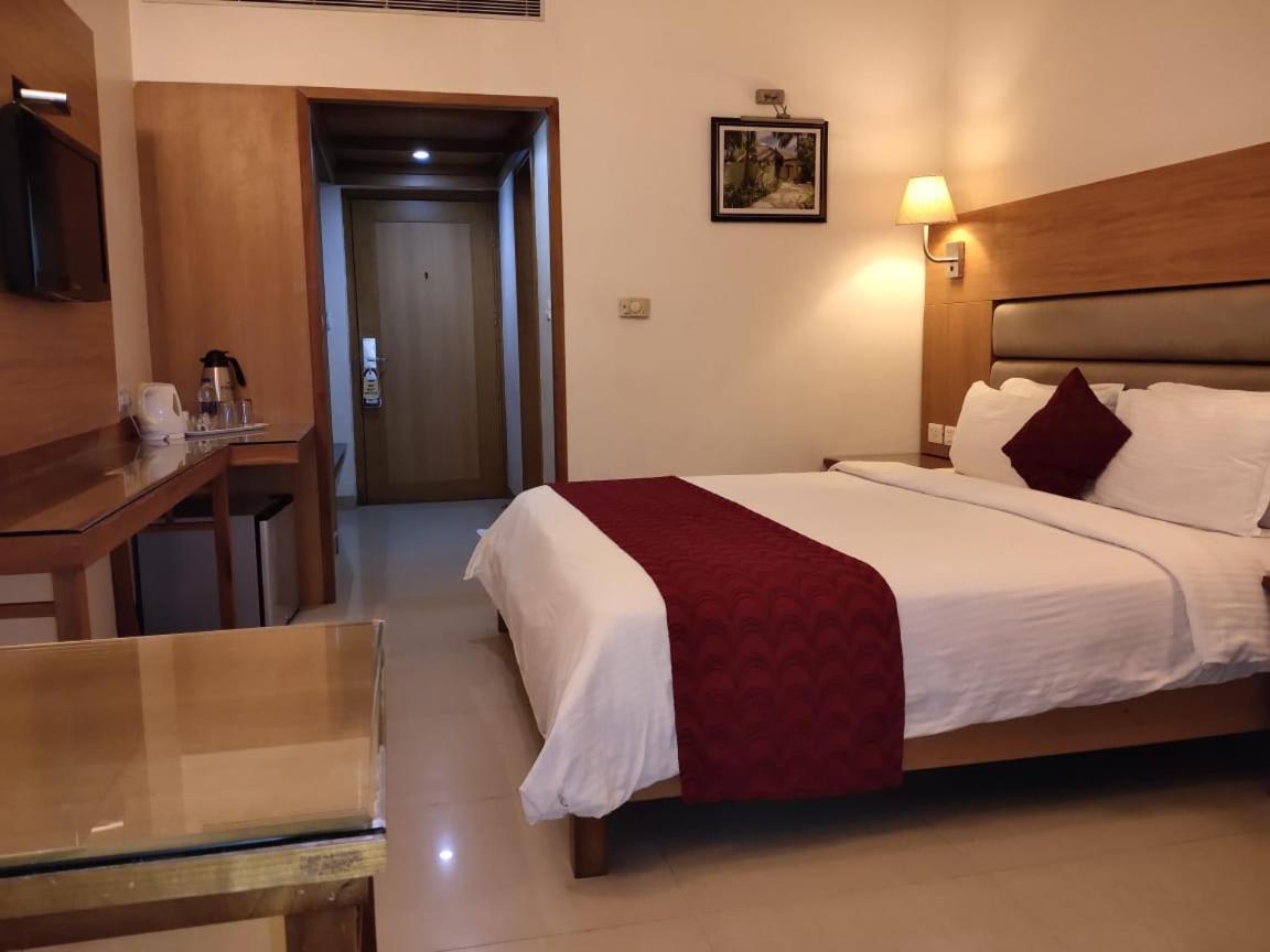 Hotel Western Gatz Theni Exterior photo