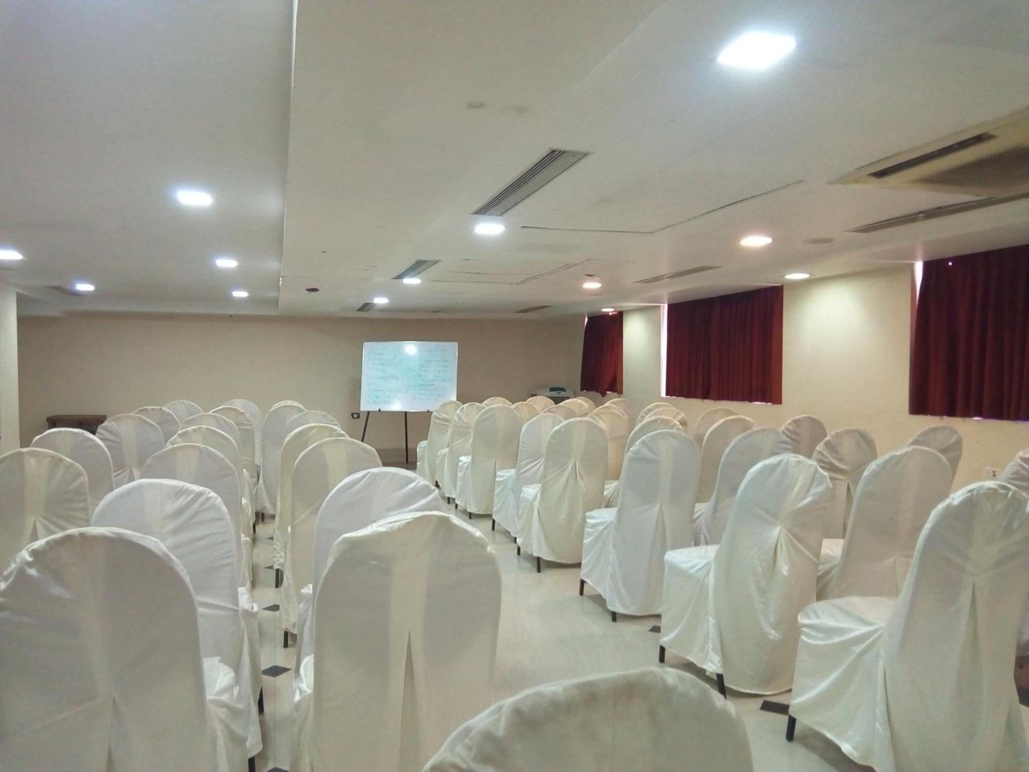 Hotel Western Gatz Theni Exterior photo