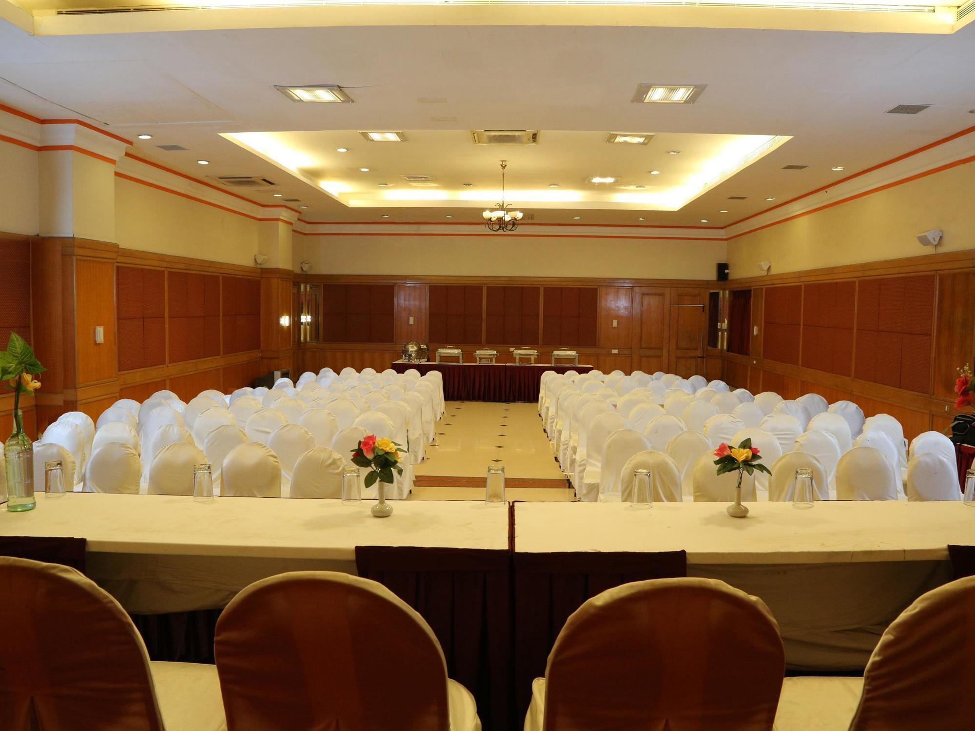 Hotel Western Gatz Theni Exterior photo